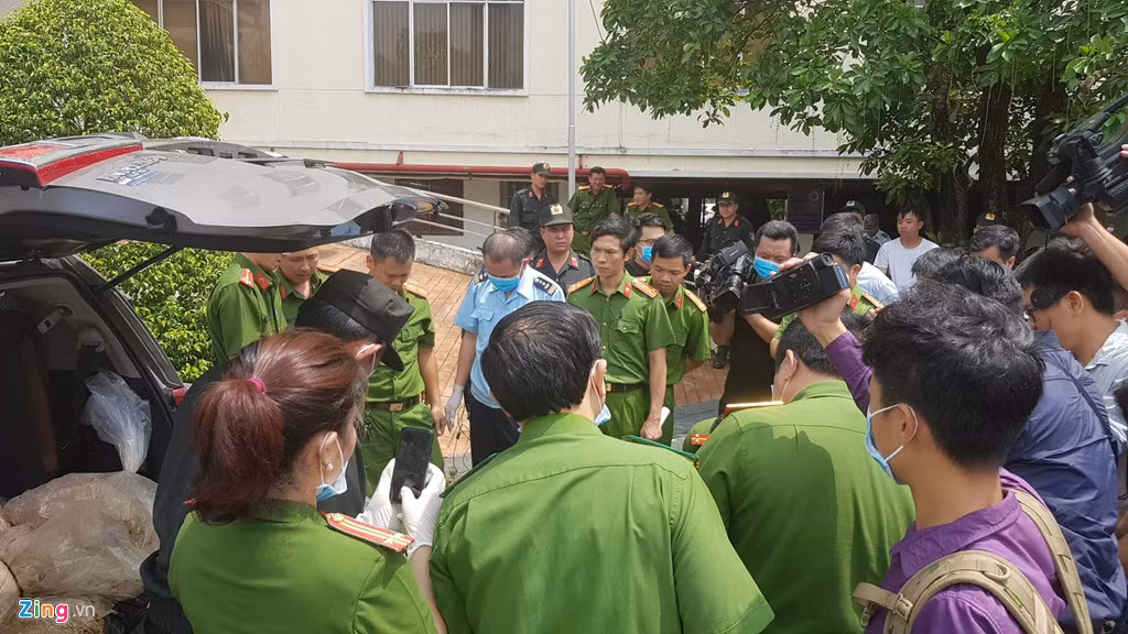 Lực lượng công an khám xét hiện trường kho ma túy.