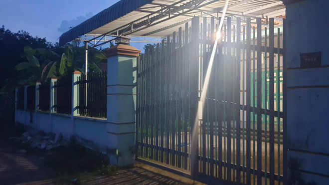 Người dân địa phương cho biết, khoảng tháng 10/2018, có 3 người gồm 2 nữ và 1 nam đến thuê nhà. Vài ngày sau đó, những người này dùng bạt phủ kín xung quanh hàng rào của ngôi nhà. Ông Vương, người cho nhóm này thuê nhà cho biết: đã có một phụ nữ tên Thanh thuê nhà. Cứ 3 tháng người này đến nhà của ông Vương để trả tiền thuê nhà.