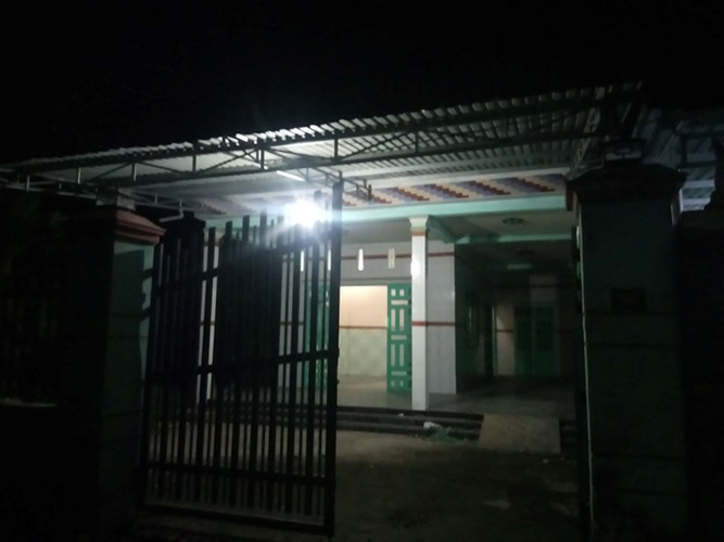 Trước đó, tối ngày 15/5, ông Nguyễn Thanh Huân (trú tại xã Hưng Hòa, huyện Bàu Bàng, tỉnh Bình Dương) đến dọn dẹp nhà mới thì phát hiện trong chiếc thùng nhựa nuôi cá màu xanh loại 1.000 lít, được đổ đầy bê tông lên trên.