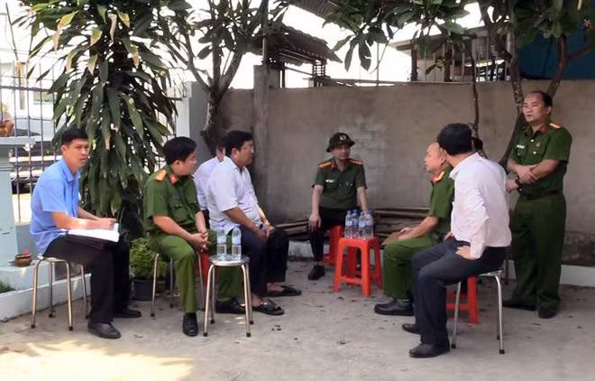 Luận là hàng xóm của bà Cúc, thường xuyên đến quán uống cà phê, bật phim không lành mạnh. Chị Nhi (con bà Cúc) đã nhiều lần nhắc nhở, đuổi luận ra ngoài. Cho rằng chị Nhi coi thường mình, Luận nảy sinh ý định trả thù.