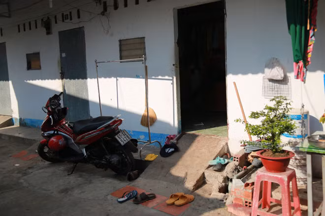 Cụ thể, anh Cường chết trong tư thế treo cổ, người vợ và con gái chết ở tư thế đang nằm, chăn trùm kín người. Tại hiện trường có nhiều vết máu. Hai vợ chồng nạn nhân hằng ngày buôn bán trái cây ở chợ. Gia đình nạn nhân còn một người con khoảng 7 tuổi sống cùng ông bà ở quê.