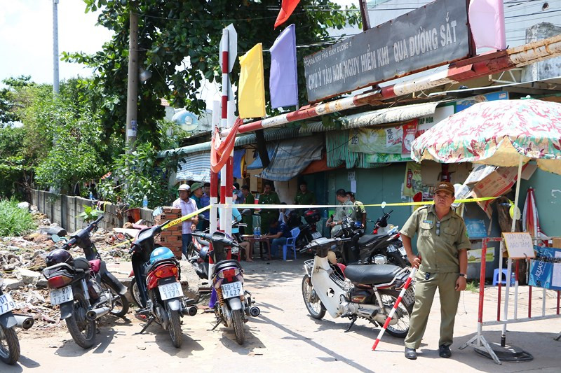  8. Nghi án chồng giết vợ rồi tự tử: Trưa 27/5, người dân thị xã Dĩ An (Bình Dương) phát hiện 3 thi thể trong phòng trọ. Các nạn nhân gồm anh Trần văn Cường (35 tuổi), chị Phạm Thị Hằng (31 tuổi, cùng quê ở Thanh Hóa, đang mang thai sắp sinh) và một cháu bé khoảng hơn ba tuổi.