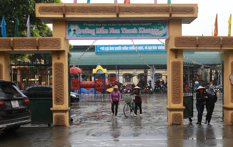 Nhung vu tuon rau ban, thit thoi vao truong hoc dau doc hoc sinh