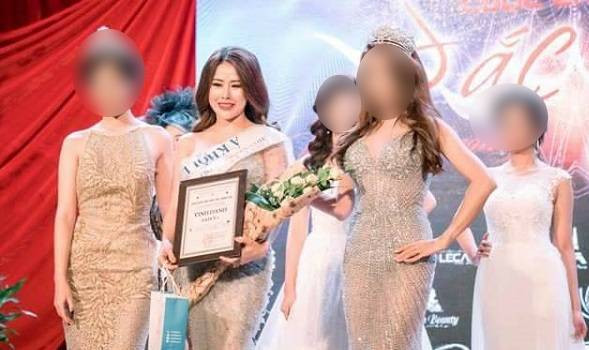 Ngày 26/4/2018 tại TP.HCM, Phạm Thị Thanh Hiền và Nguyễn Thị Ngọc (đứng giữa) lần lượt bị kết án trong phiên tòa tại TAND TP.HCM. Thanh Hiền lĩnh 2 năm 6 tháng tù do môi giới, hưởng lợi. Trong khi đó, Ngọc bán dâm nhưng có hoàn cảnh nuôi con nhỏ nên lĩnh lần lượt 2 năm tù treo.