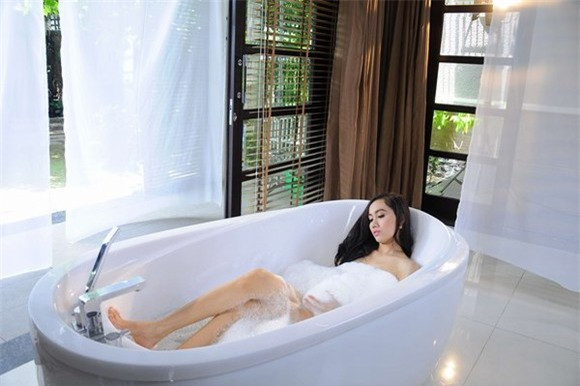 Trước đó cô từng tham gia cuộc thi nhan sắc Người đẹp Sóc Trăng và giành giải nhất. Không chỉ làm "má mì", Mỹ Xuân cũng trực tiếp đi khách với giá 4.000 USD/đêm. Cô sẵn sàng đi với khách đến các thành phố lớn, sang tận Campuchia.