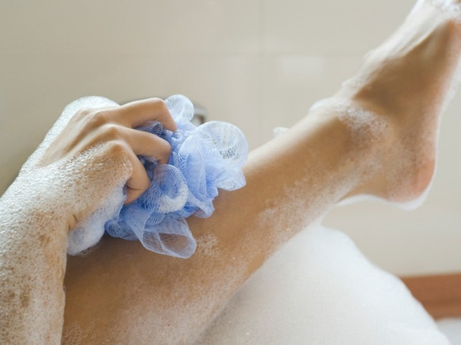 Sử dụng miếng cọ dạng xơ mướp: Việc sử dụng miếng cọ sẽ giúp loại bỏ bụi bẩn, song đồng thời làm mất đi những vi khuẩn có lợi trên da, gây nhiễm trùng và khiến da bị tổn thương.