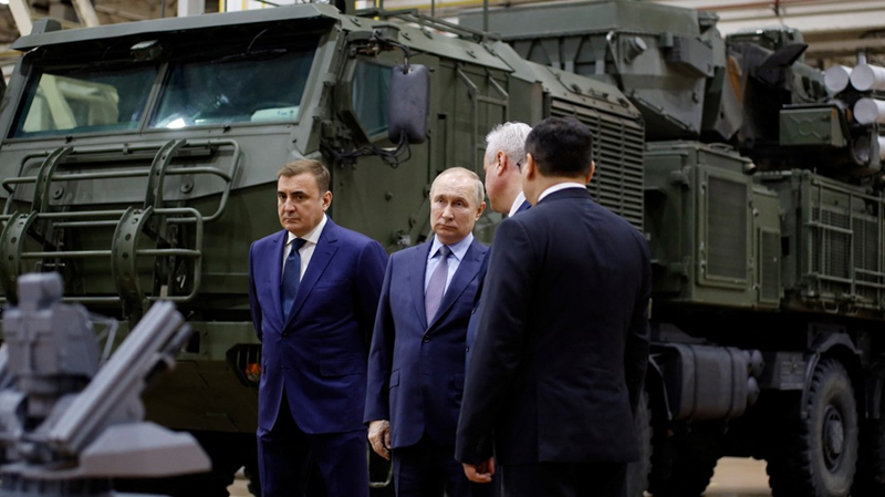 Trong hoàn cảnh đó, ngay cả khi Nga có thể sao chép hình dáng bên ngoài của những vũ khí tiên tiến này thì khó có thể đảm bảo rằng hiệu suất và chất lượng của chúng sẽ sánh ngang với phiên bản gốc. Vì vậy, mặc dù việc thu giữ những thiết bị này đã mang lại những cơ hội nhất định cho Nga nhưng nó cũng bộc lộ những vấn đề sâu xa trong ngành công nghiệp quân sự. Ảnh: RIA Novosti.