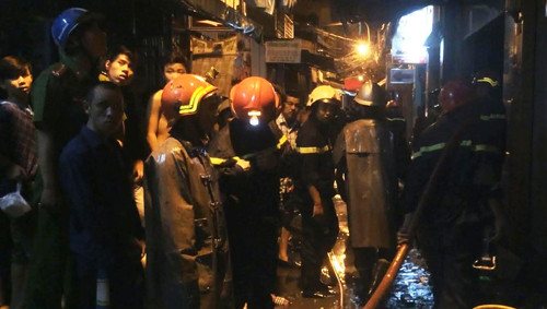 Cảnh sát PCCC TP HCM tại vụ cháy lúc rạng sáng ở Sài Gòn.