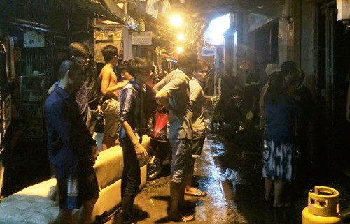 Nhiêu người dân chứng kiến hết sức thương xót khi biết 2 cha con mắc kẹt trong đám cháy và bé trai đã tử vong.