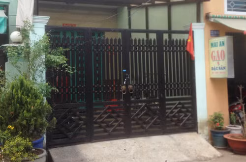 Căn nhà của vợ chồng ông Sơn sống cùng cha, chú và người em ruột luôn đóng kín cửa đầy bí ẩn. Nơi đây vừa xảy ra vụ án kinh hoàng, thi thể người chú bị chặt thành nhiều phần bỏ trong túi nylon, thùng cacton và cái chết của em trai ông Sơn.