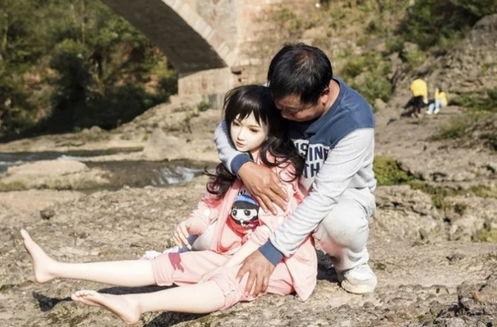 Nguoi dan ong song cung 9 bup be tinh duc, noi dieu di...