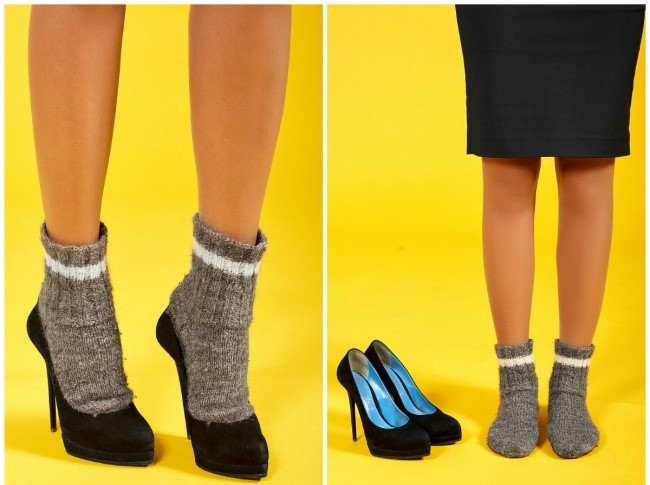 3. Dùng tất dày và máy sấy: Nếu giày quá chật, bạn có thể mang tất rồi đeo giày. Sử dụng máy sấy sấy nóng những khu vực bị chật của đôi giày, rồi để đôi giày tự nguội. Lặp lại nhiều lần cho đến khi vừa ý. Nhiệt độ cao từ đôi tất sẽ giúp đôi giày da được nới rộng và mềm mại hơn.