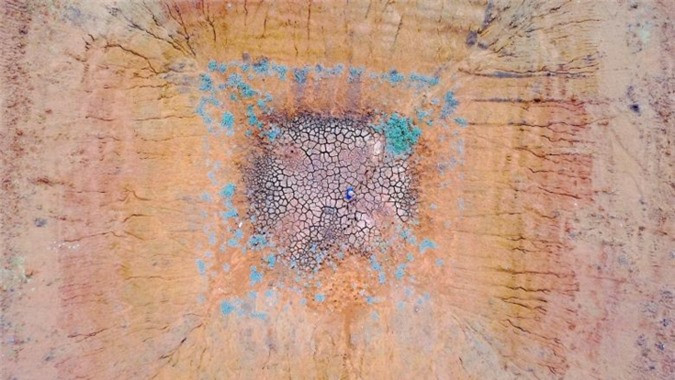 Một nông dân đang đứng giữa một con đập khô cạn ở thị trấn Gunnedah ở New South Wales, Australia, vào ngày 3/6.