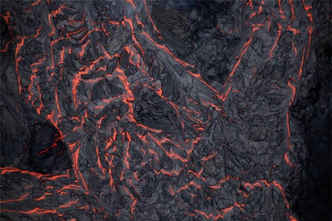 Dung nham chảy ở ngoại ô Pahoa trong đột phun trào núi lửa Kilauea ở Hawaii vào ngày 5/6.