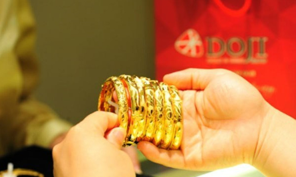Gia vang hom nay 10/8: Bat ngo tuot doc, mat moc 42 trieu/luong