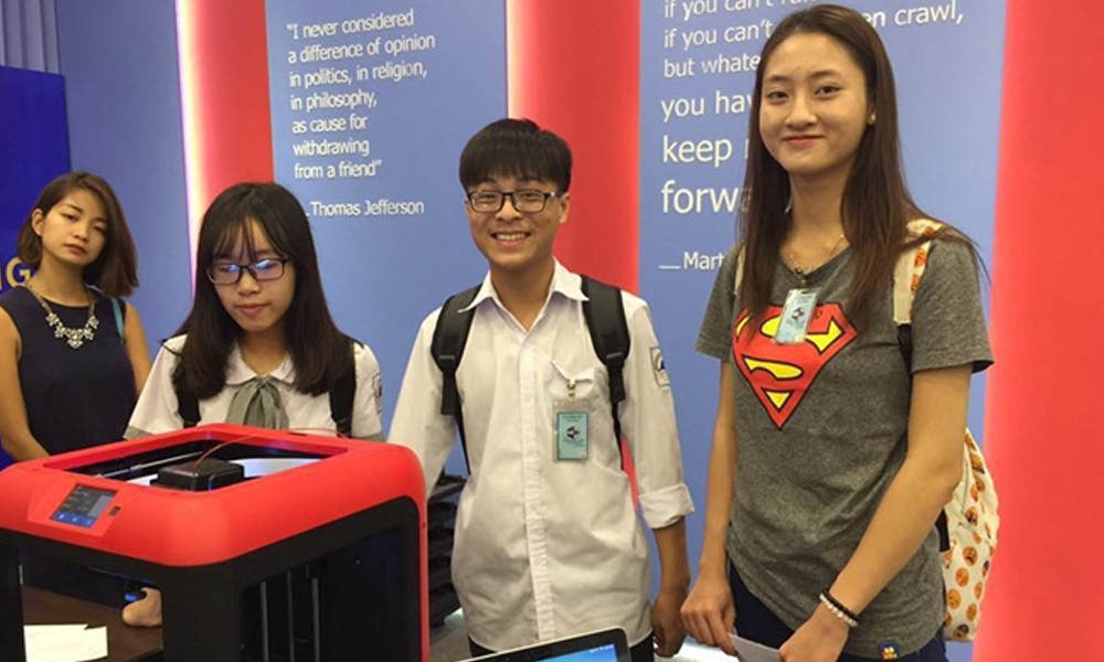 Lương Thùy Linh chụp hình lưu niệm cùng các bạn trong đội tuyển đi thăm quan, giao lưu học hỏi tại Đại sứ quán Mỹ. 