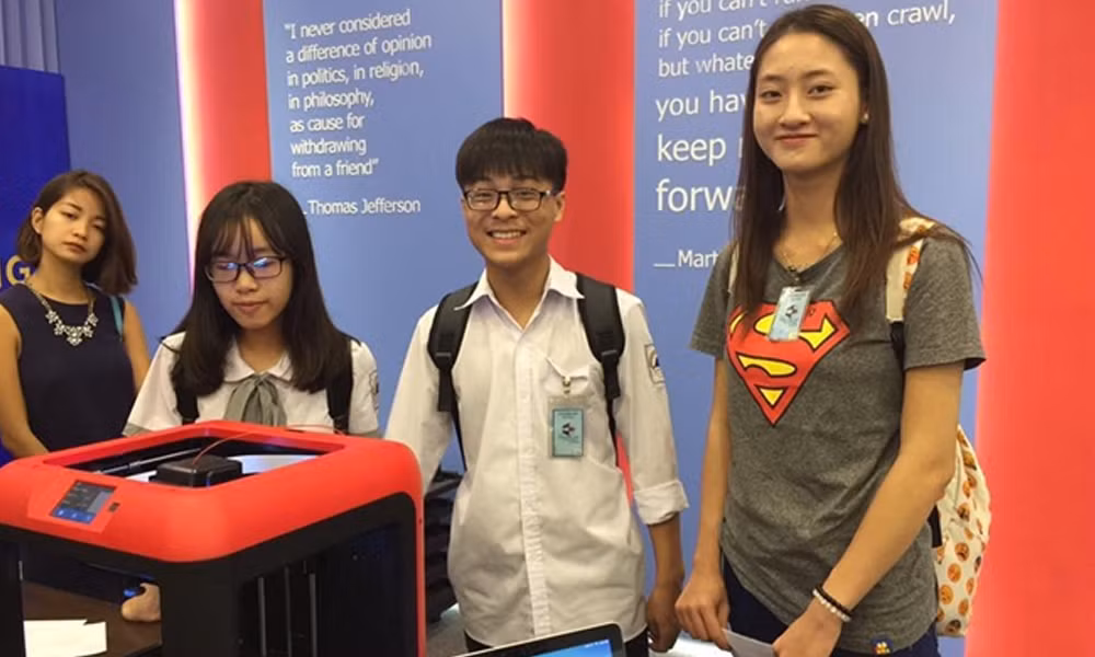 Lương Thùy Linh chụp hình lưu niệm cùng các bạn trong đội tuyển đi thăm quan, giao lưu học hỏi tại Đại sứ quán Mỹ. 