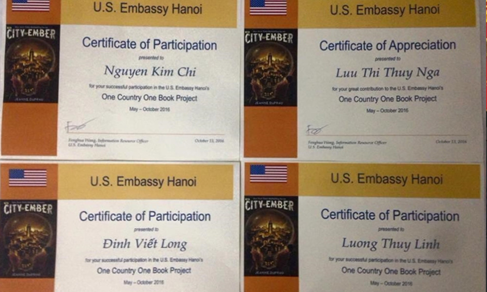 Hoa hậu Lương Thùy Linh từng nhận được bằng khen của Đại sứ quán Mỹ tại Việt nam trong lần tham dự dự án "One Country One Book" (tạm dịch: mỗi quốc gia một cuốn sách). 