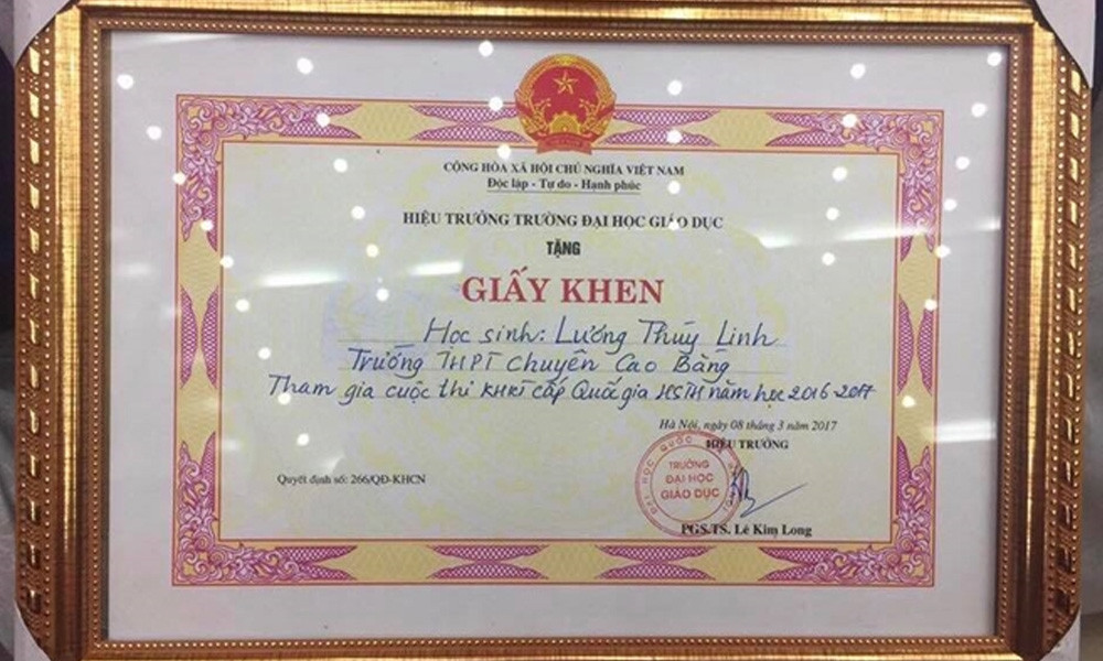 Giấy khen do trường THPT Chuyên tỉnh Cao Bằng cấp năm 2017. Tân Hoa hậu từng ghi danh bảng vàng, trong cuộc thi KHKT cấp Quốc gia dành cho học sinh trung học. 