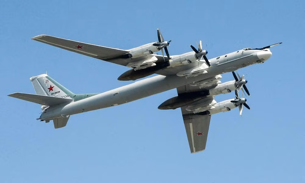 Phiên bản đầu tiên của TU-95 được Liên Xô chế tạo và thử nghiệm năm 1952, đưa vào biên chế hàng loạt từ năm 1956. Hiện các máy bay TU-95MS vẫn đang hoạt động tích cực trong biên chế quân đội Nga và được dự đoán sẽ duy trì hoạt động tới tận năm 2040. Nó được coi là loại máy bay ném bom thành công nhất và có thời gian phục vụ lâu nhất trong quân đội Nga. Ảnh: Mikhail Tereshchenko - TASS.