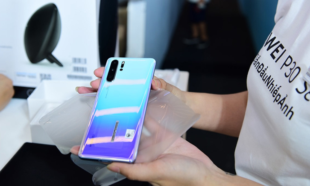 Bên cạnh đó, các khách hàng là học sinh, sinh viên sẽ vẫn được hưởng khuyến mãi giảm giá thêm 3-5% (tuỳ từng dòng điện thoại cụ thể), mức giảm tối đa 500.000 đồng, áp dụng khi thanh toán qua cổng thanh toán trực tuyến VNPay.