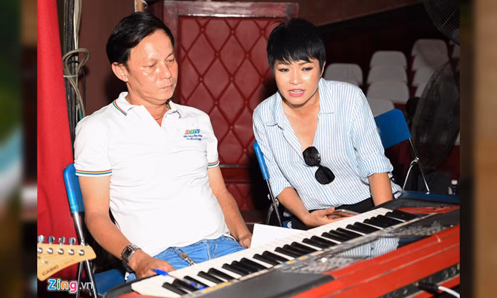 Ca sĩ Phương Thanh chăm chú tập với nhạc sĩ. Nữ ca sĩ cho hay theo nhạc trẻ nhiều năm nhưng đam mê lớn với chị là cải lương. Vì vậy mỗi khi nhận được lời mời của các bầu show, chị luôn sắp xếp thời gian tham gia.