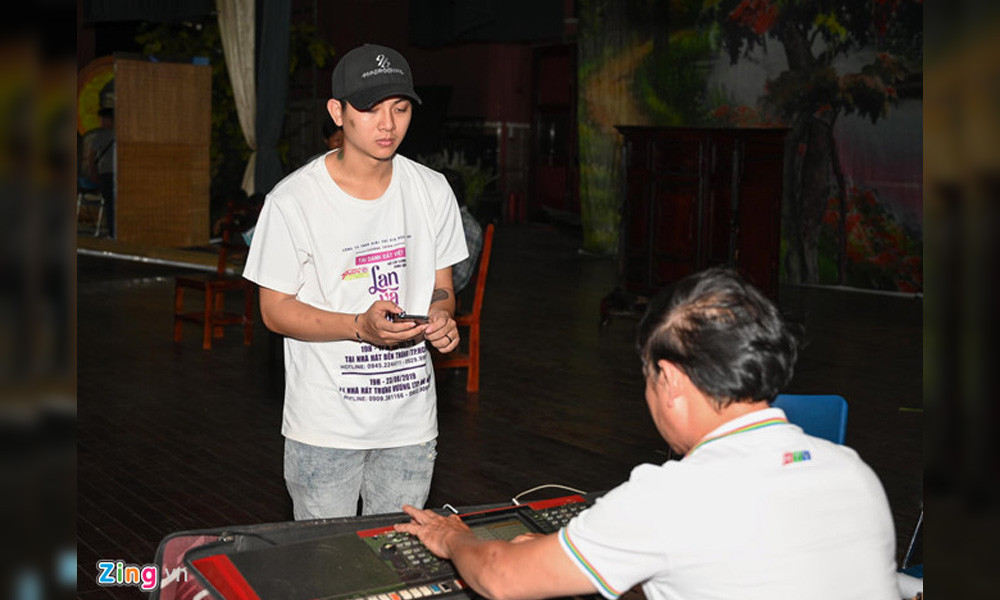 Từng được học cách hát cải lương khi thi Gương mặt thân quen nên Hoài Lâm không khó khăn để bắt nhịp với các bậc tiền bối. Nam ca sĩ cho biết anh trở lại với công việc một phần vì áp lực kinh tế, làm trụ cột gia đình. Hiện, Hoài Lâm đã có hai con gái với người yêu Bảo Ngọc.