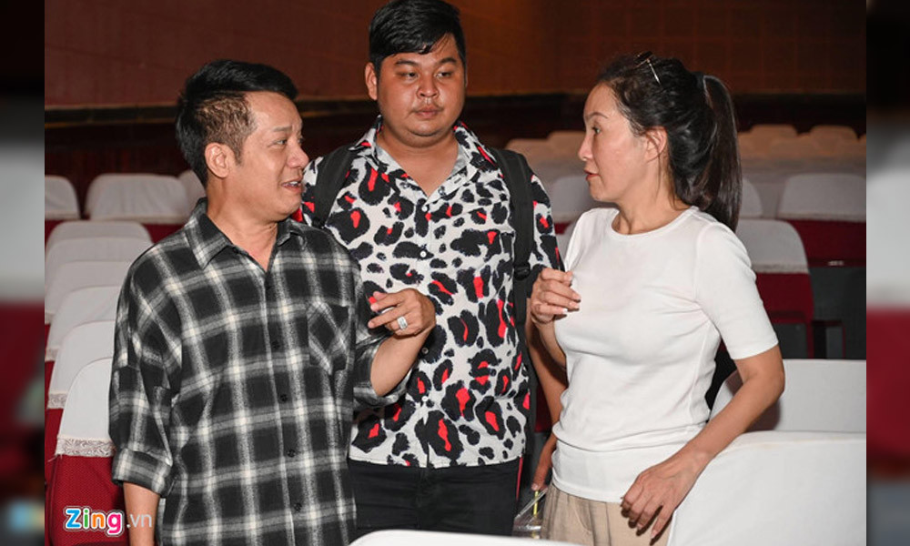 Trong buổi tập, Hồng Đào chứng tỏ cách làm việc chuyên nghiệp và sự tập trung cho vai diễn. Dù chỉ nhận một vai nhỏ, chị cũng biến hóa, sáng tạo thêm lời thoại nhằm mang tới tiếng cười cho khán giả.