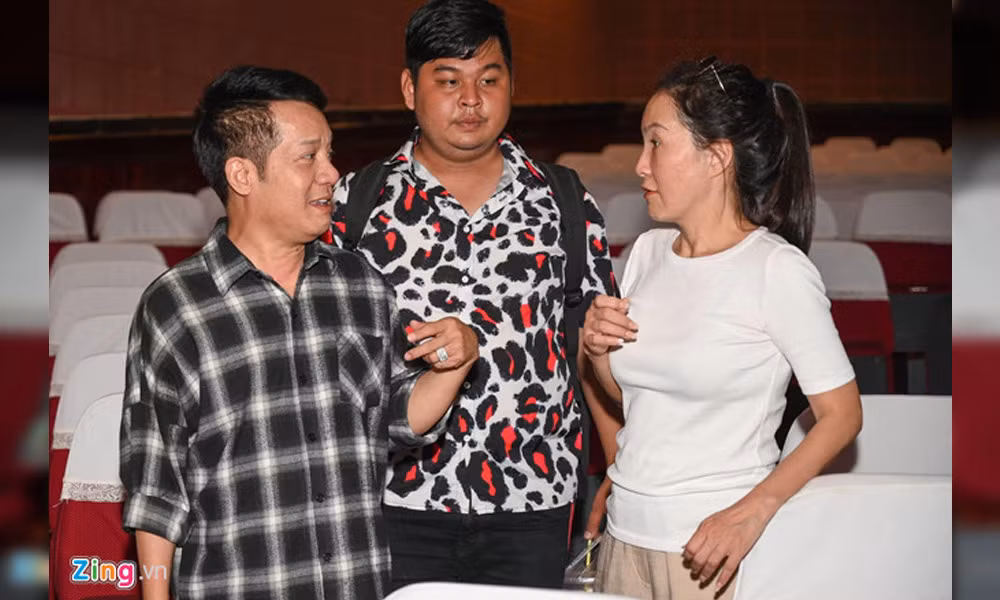 Trong buổi tập, Hồng Đào chứng tỏ cách làm việc chuyên nghiệp và sự tập trung cho vai diễn. Dù chỉ nhận một vai nhỏ, chị cũng biến hóa, sáng tạo thêm lời thoại nhằm mang tới tiếng cười cho khán giả.