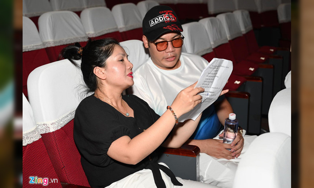 NSƯT Tú Sương miệt mài học thoại trong khi các đồng nghiệp tập trên sân khấu. Nữ nghệ sĩ tâm sự thời gian qua, chứng kiến sân khấu cải lương đi xuống, chị buồn và xót xa. Theo chị, các nghệ sĩ đều tâm huyết và khao khát được biểu diễn nhưng lại không có sân khấu để thể hiện.