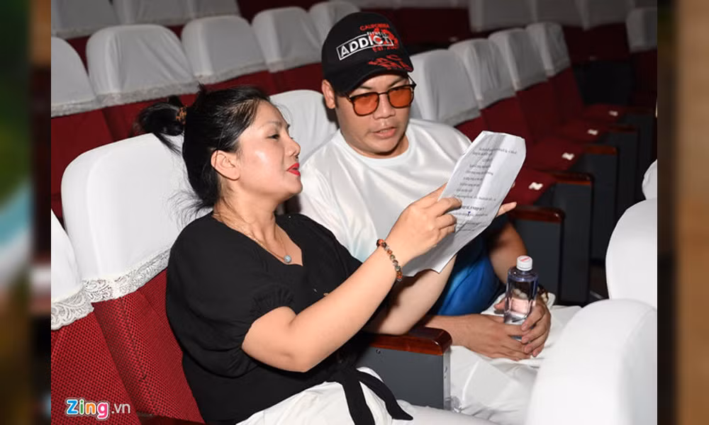 NSƯT Tú Sương miệt mài học thoại trong khi các đồng nghiệp tập trên sân khấu. Nữ nghệ sĩ tâm sự thời gian qua, chứng kiến sân khấu cải lương đi xuống, chị buồn và xót xa. Theo chị, các nghệ sĩ đều tâm huyết và khao khát được biểu diễn nhưng lại không có sân khấu để thể hiện.