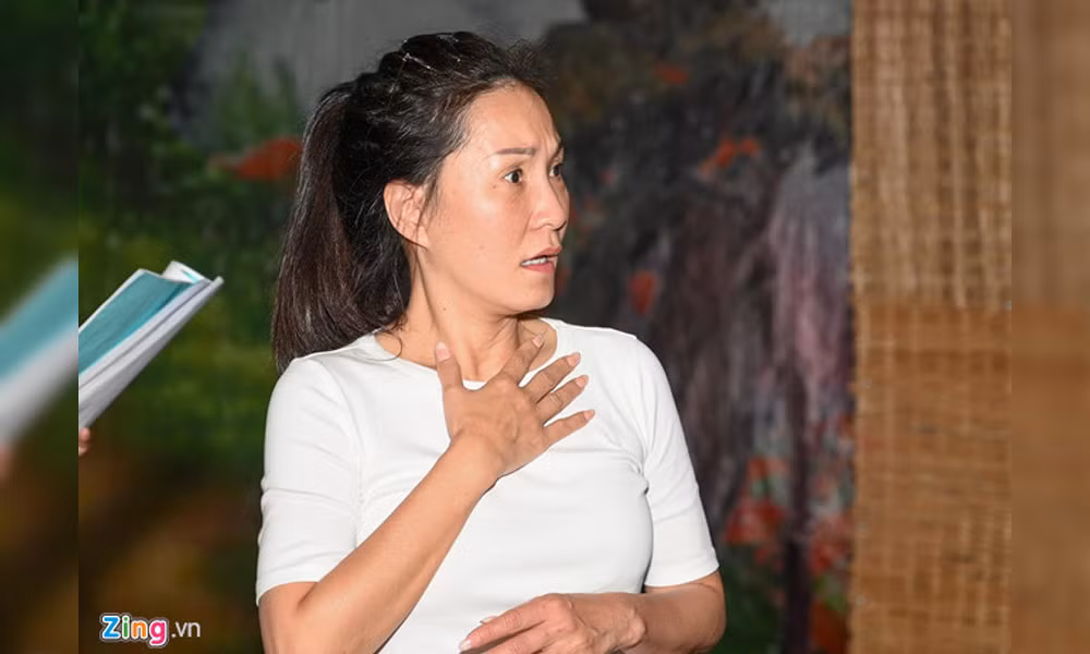 Khi được hỏi về chuyện ly hôn, nghệ sĩ hải ngoại từ chối trả lời. Trước đó, Hồng Đào khẳng định dù xảy ra chuyện gì, chị vẫn giữ sức khỏe và tập trung làm việc. "Tôi còn lo cho hai con, cho gia đình nên không được phép yếu đuối, suy sụp", nghệ sĩ hài cho hay.