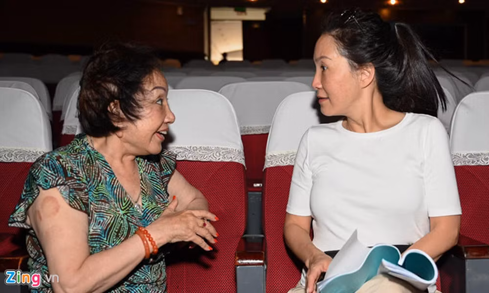 Hồng Đào vừa từ Mỹ trở về cũng nhanh chóng đến sân khấu tập. Trải qua cuộc hôn nhân đổ vỡ với nghệ sĩ Quang Minh, nữ nghệ sĩ tập trung thời gian dành cho công việc. Không chỉ nhận lời Gia Bảo đóng cải lương, Hồng Đào liên tiếp tham gia các dự án phim ảnh. Vai diễn mới của chị trong phim Thưa mẹ con đi được đánh giá cao về diễn xuất.