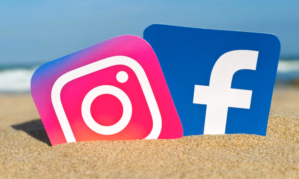 Thương vụ Facebook mua lại mạng xã hội hình ảnh Instagram với giá 1 tỷ USD được thực hiện vào năm 2012. Tới năm 2014, công ty này lại tiếp tục mua WhatsApp - ứng dụng nhắn tin trực tuyến, với giá khoảng 19 tỷ USD.