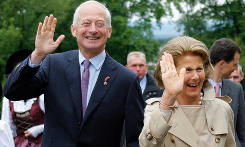 Hoàng tử Hans-Adam II (Liechtenstein - 3,5 tỷ USD ): Gia đình hoàng tử kiếm tiền chủ yếu từ tập đoàn LGT cùng các khoản đầu tư vào Quỹ Hoàng tử Liechtenstein, một quỹ chuyên quản lý bất động sản, rừng và các nhà máy rượu. Ảnh: AP. 