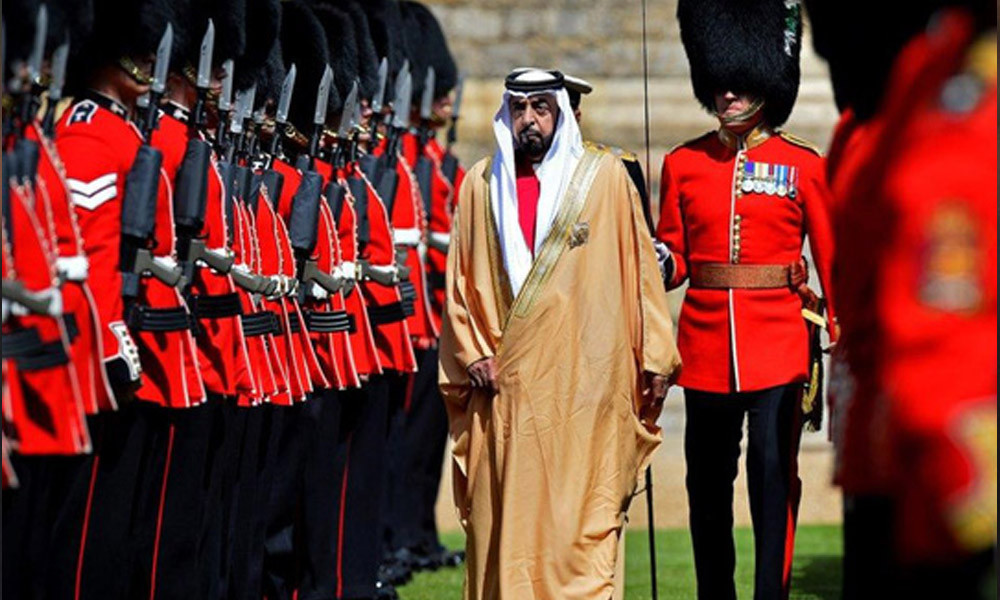Tiểu vương Khalifa bin Zayed Al Nahyan (Abu Dhabi, UAE - 15 tỷ USD ): Ông là Tiểu vương của Abu Dhabi đồng thời là Tổng thống UAE. Tài sản ông tích lũy được nhờ vào vị trí chủ tịch tại Quỹ Đầu tư Abu Dhabi. Quỹ này quản lý trữ lượng dầu khổng lồ của UAE. Ảnh: Getty.