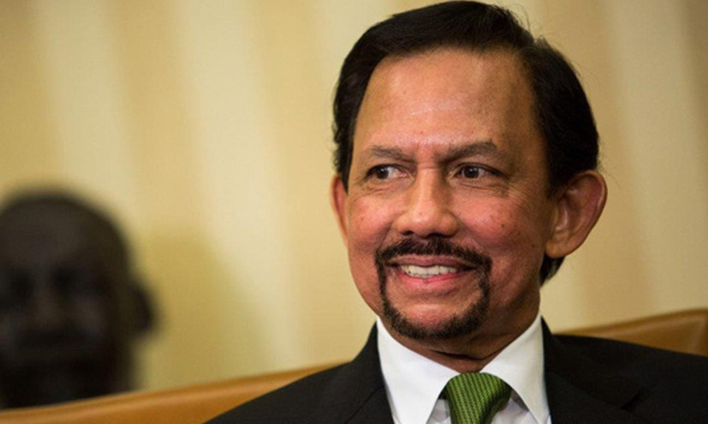Vua Hassanal Bolkiah (Brunei - 20 tỷ USD ): Vua Brunei kiếm được nhiều tiền nhờ ngành công nghiệp dầu khí. Ông sống tại cung điện lớn nhất thế giới và sở hữu bộ sưu tập hơn 600 chiếc xe Rolls-Royce. Ảnh: Getty.