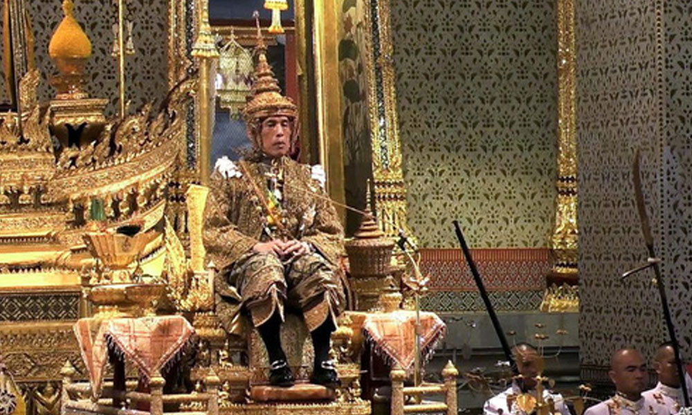 Vua Maha Vajiralongkorn (Thái Lan - 30 tỷ USD ): Gia đình hoàng tộc Thái Lan gây dựng tài sản nhờ các khoản đầu tư từ Cục Tài sản Hoàng gia. Vương miện nhà vua nặng đến 7,3 kg và được nạm từ vàng và kim cương. Ảnh: AFP.