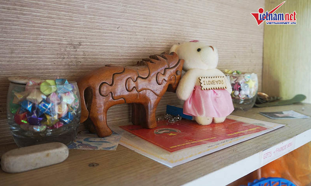 Một vài vật trang trí còn sót lại ghi dấu tuổi học trò được Kiều Loan trưng bày ở góc học tập.