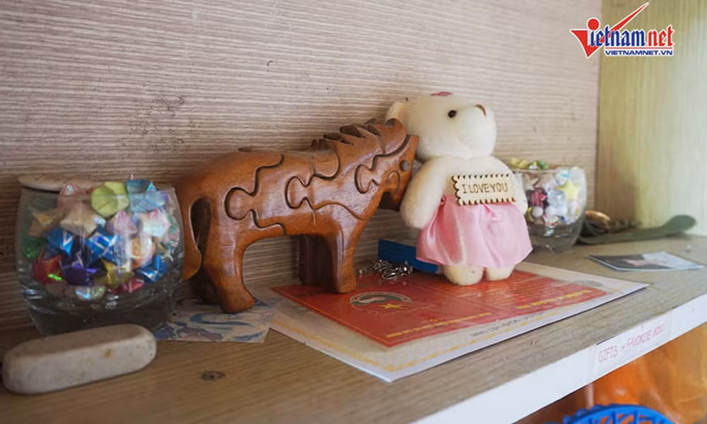 Một vài vật trang trí còn sót lại ghi dấu tuổi học trò được Kiều Loan trưng bày ở góc học tập.