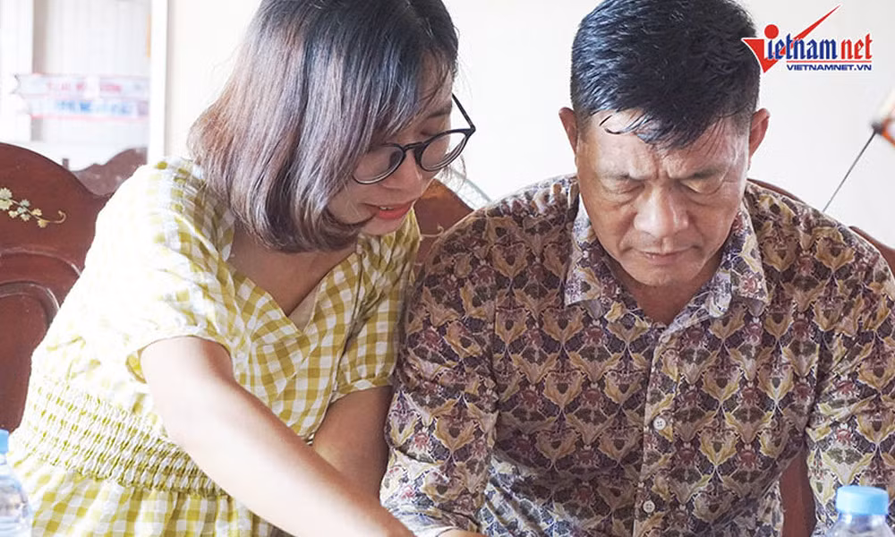 Ông Nguyễn Lợi, bố của Kiều Loan và chị gái Nguyễn Hà Nữ Vi vẫn chưa thể tin Kiều Loan giờ đã trở thành Á hậu. Chị gái chia sẻ Kiều Loan là một cô bé giản dị, chỉ có chăm chỉ đi học mà không hề ăn diện và chưa từng mặc một món đồ hiệu nào. Hiện tại, chị gái của Kiều Loan cũng đã lập gia đình nên không còn sống cùng bố mẹ và em gái trong căn nhà này.