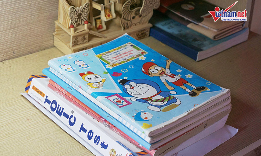 Những cuốn sách vở từ thời cấp 3 vẫn được người đẹp xếp ngay ngắn trên bàn.