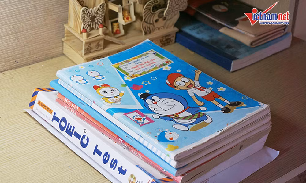 Những cuốn sách vở từ thời cấp 3 vẫn được người đẹp xếp ngay ngắn trên bàn.