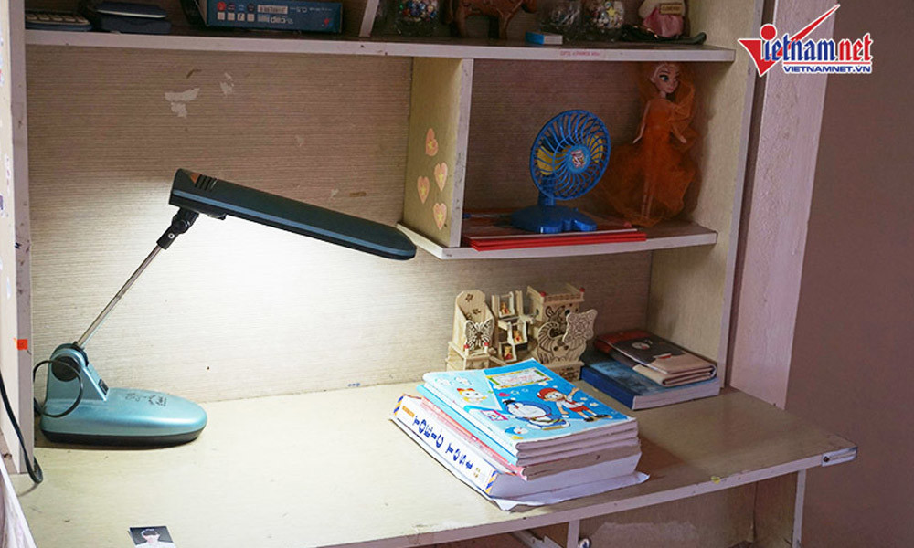 Chiếc bàn học giản dị, đơn sơ là nơi gắn liền với Á hậu suốt thời gian đi học.