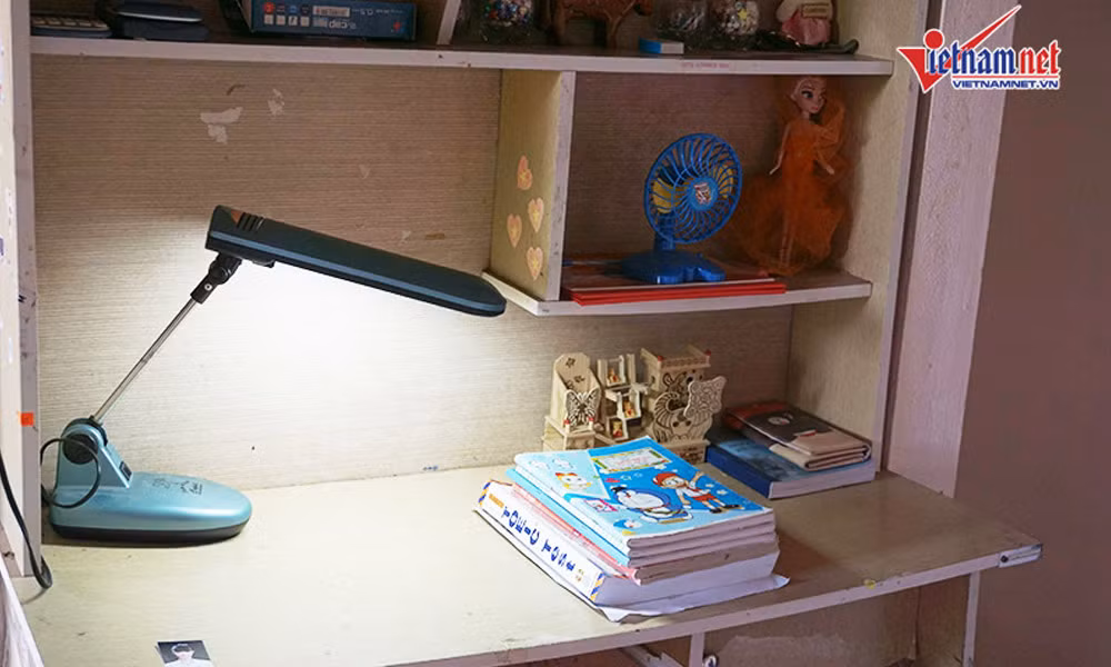 Chiếc bàn học giản dị, đơn sơ là nơi gắn liền với Á hậu suốt thời gian đi học.