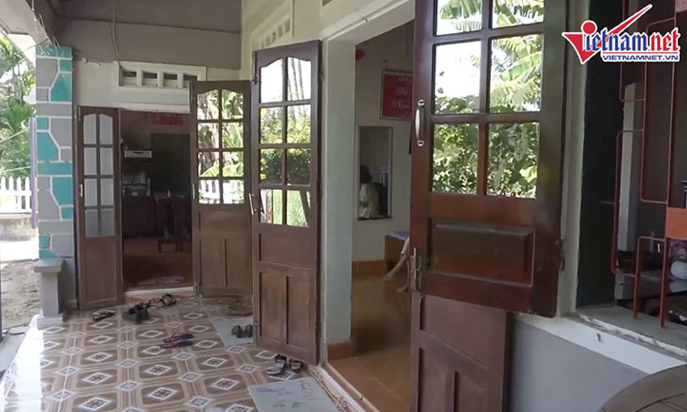 Căn nhà được xây theo kiểu khá cổ truyền với nhiều cửa thông nhau. Nội thất bên trong cũng vô cùng giản dị, mộc mạc.