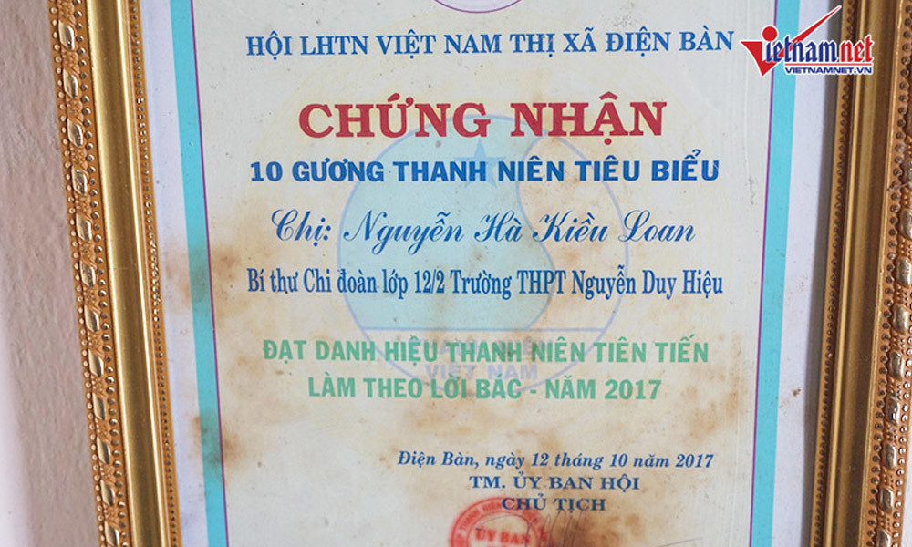 Những tấm bằng khen cũng được người đẹp đóng khung và treo cẩn thận trên tường. Kiều Loan đang theo học tại trường Đại học kinh tế Đà Nẵng và vẫn sống cùng bố mẹ trong căn nhà này.