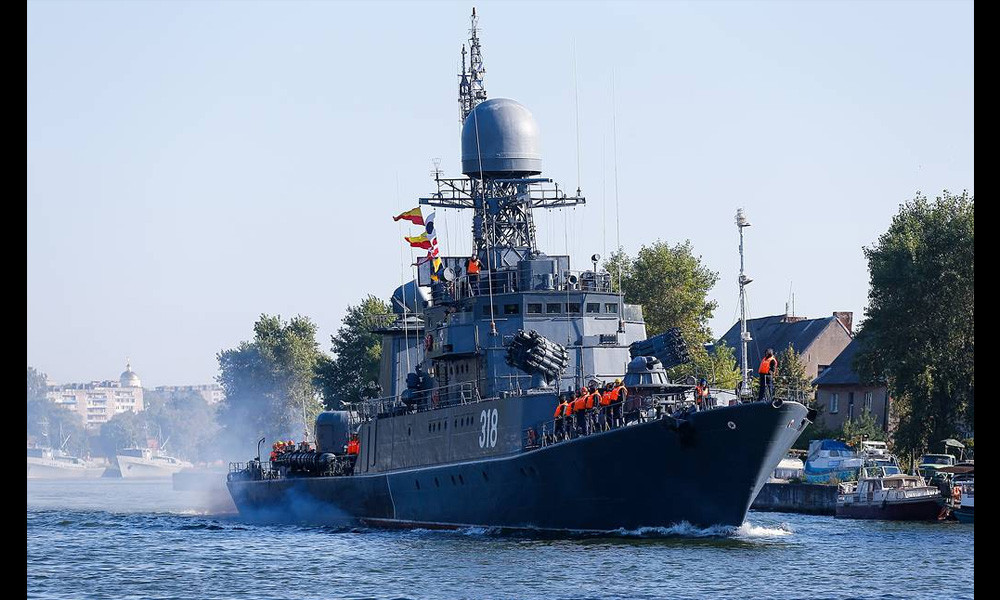 Hai quan Nga mang 4000 nguoi tap tran giua long chau Au-Hinh-5