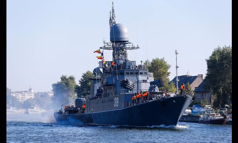 Hai quan Nga mang 4000 nguoi tap tran giua long chau Au-Hinh-5