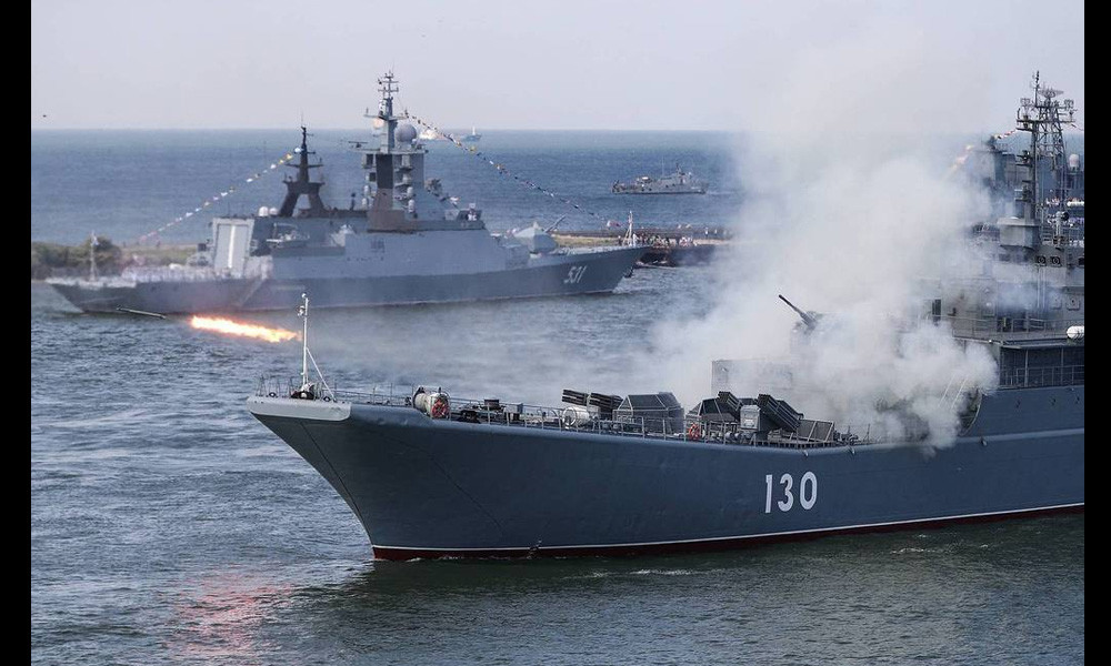 Hai quan Nga mang 4000 nguoi tap tran giua long chau Au-Hinh-2